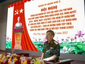 Trung tướng Phạm Đức Duyên, Bí thư Đảng uỷ, Chính uỷ Quân khu thông báo nhanh kết quả Hội nghị lần thứ 5 Ban Chấp hành Trung ương Đảng khóa XIII.